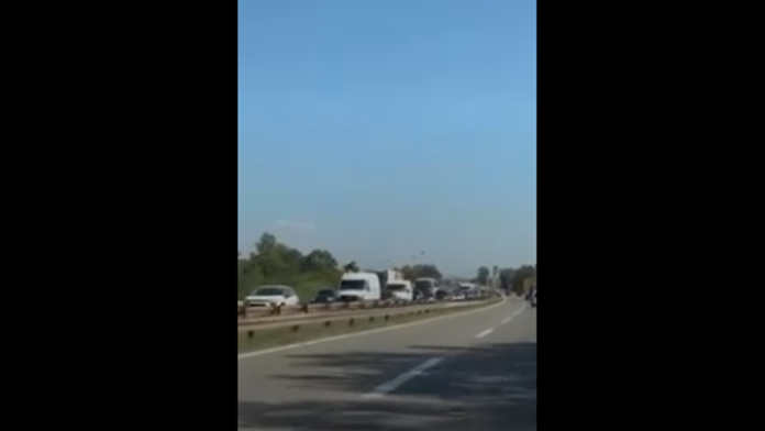 (video)-veliki-zastoji-na-auto-putu-od-velike-plane-ka-beogradu-guzve-zbog-saobracajne-nesrece,-stanje-ucesnika-nije-poznato