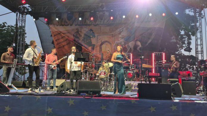 (foto,-video)-poceo-nisvil-2026!-dzez-spektakl-na-tvrdavi:-nizu-se-sabanovi-hitovi,-a-pola-sata-pre-ponoci-nastupaju-zvezde-prve-veceri