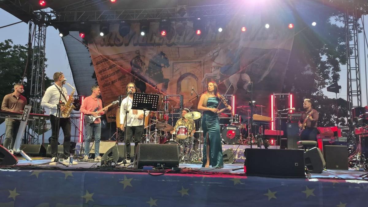 (foto,-video)-poceo-nisvil-2026!-dzez-spektakl-na-tvrdavi:-nizu-se-sabanovi-hitovi,-a-pola-sata-pre-ponoci-nastupaju-zvezde-prve-veceri (foto,-video)-poceo-nisvil-2026!-dzez-spektakl-na-tvrdavi:-nizu-se-sabanovi-hitovi,-a-pola-sata-pre-ponoci-nastupaju-zvezde-prve-veceri