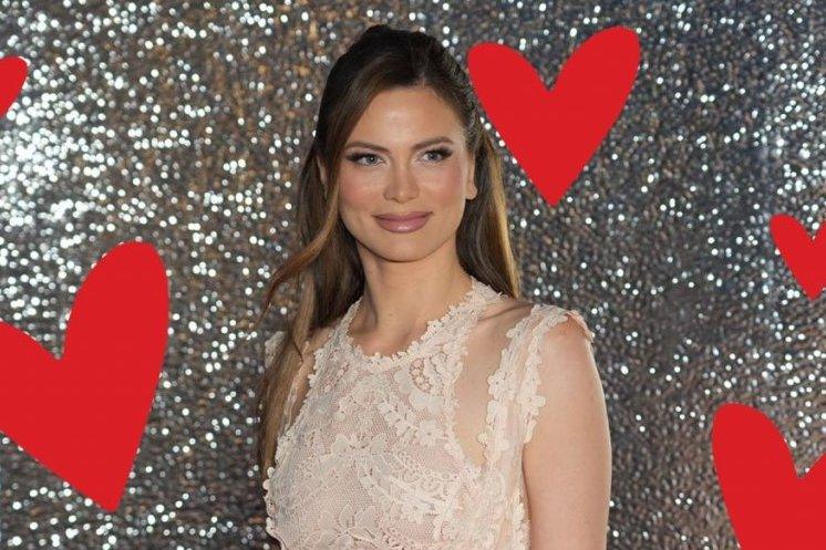 milica-pavlovic-je-ne-ispusta-iz-narucja!-prvi-put-usnimljene-zajedno-na-moru,-pao-i-poljubac!-(video) milica-pavlovic-je-ne-ispusta-iz-narucja!-prvi-put-usnimljene-zajedno-na-moru,-pao-i-poljubac!-(video)