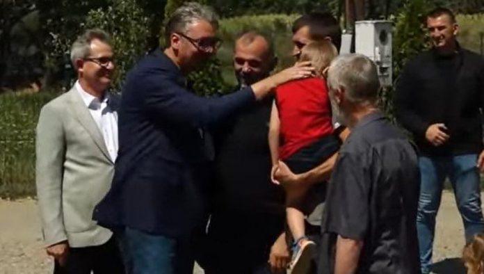 vucic-poslao-jaku-poruku-iz-sela-bunar-kod-jagodine:-hocu-da-nase-domacine-ojacamo,-cilj-je-da-deca-ostanu-u-srbiji!-(video)