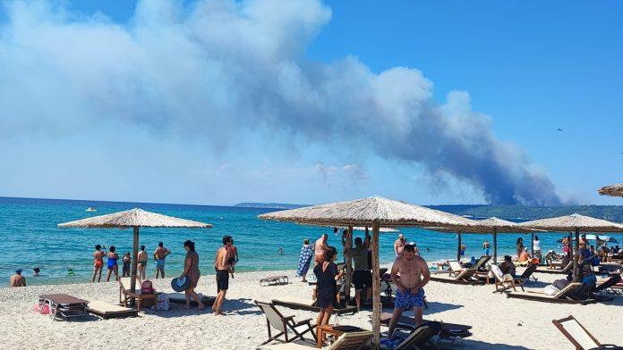 (foto,video)-pozari-besne-na-halkidikiju!-stotine-gradana-i-turista-evakuisano,-nema-saobracaja:-vatra-guta-sve-pred-sobom