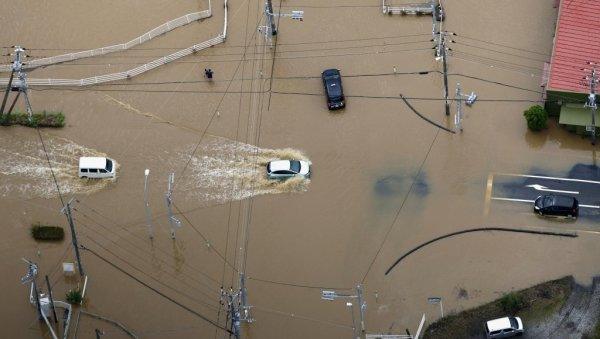 poplave-kod-tokija:-poginulo-sest-osoba,-saobracaj-paralisan-(foto/video) poplave-kod-tokija:-poginulo-sest-osoba,-saobracaj-paralisan-(foto/video)