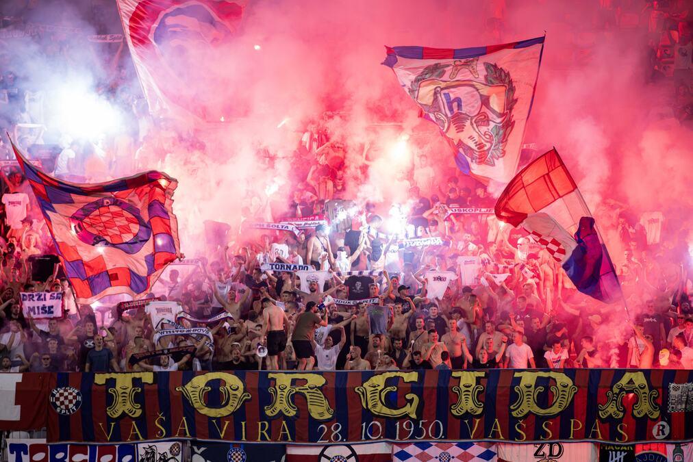 predstavnik-srba-u-hrvatskoj-rostilja-u-majici-hajduka,-dok-torcida-vreda-srbe:-neverovatan-potez-potpredsednika-sdss-zgrozio-javnost!-(foto) predstavnik-srba-u-hrvatskoj-rostilja-u-majici-hajduka,-dok-torcida-vreda-srbe:-neverovatan-potez-potpredsednika-sdss-zgrozio-javnost!-(foto)