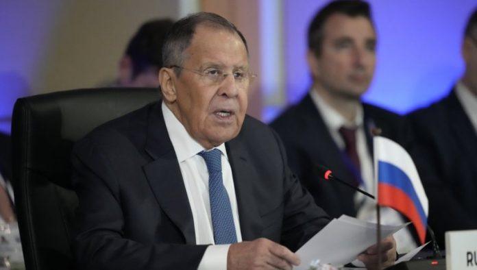 lavrov:-vucic-iskusan-politicar,-hrabro-i-dugo-trpi-pritisak-eu