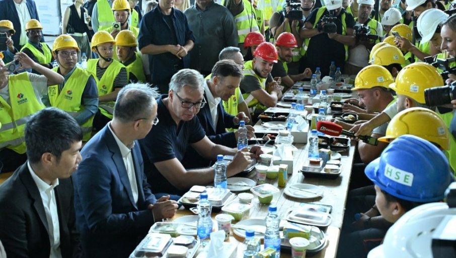vucic-zahvalio-srpskim-i-kineskim-radnicima-na-ekspu:-radite-na-istorijskom-projektu vucic-zahvalio-srpskim-i-kineskim-radnicima-na-ekspu:-radite-na-istorijskom-projektu