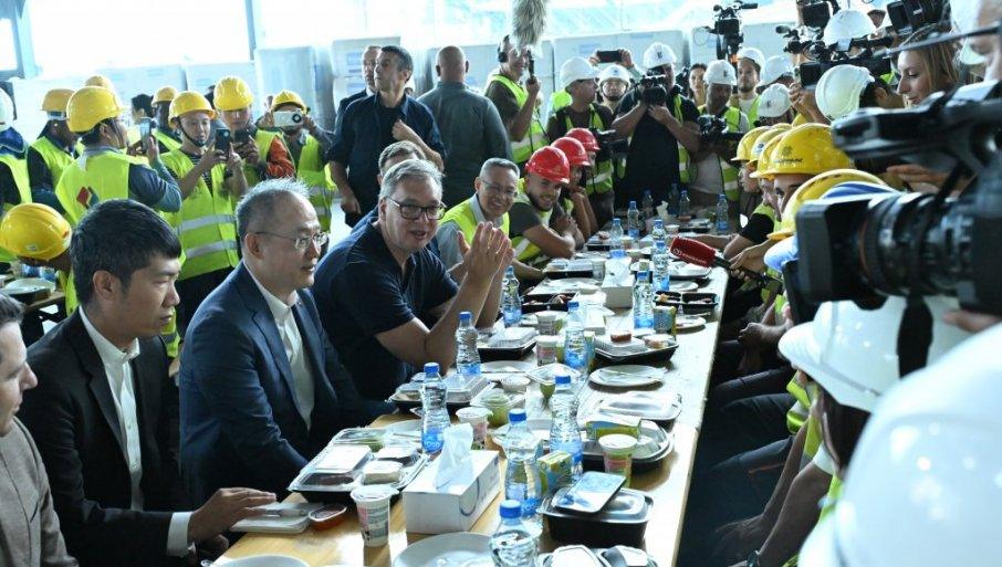 “ja-ne-jedem,-jer-postim”-vucic-doneo-srpsku-i-kinesku-hranu-da-zahvali-radnicima-na-neprospavanim-nocima “ja-ne-jedem,-jer-postim”-vucic-doneo-srpsku-i-kinesku-hranu-da-zahvali-radnicima-na-neprospavanim-nocima