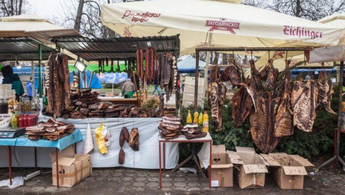 krece-trka-za-zimnicu:-prasad-poskupela,-jagnjad-osciliraju,-a-na-pijaci-luk-cak-tri-puta-skuplji-nego-u-marketu