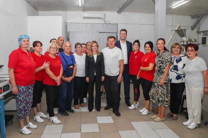 zaposljavanje-osoba-sa-invaliditetom-je-put-ka-punoj-inkluziji:-ministarka-stamenkovski-u-sapcu-posetila-preduzece-novitas-consult