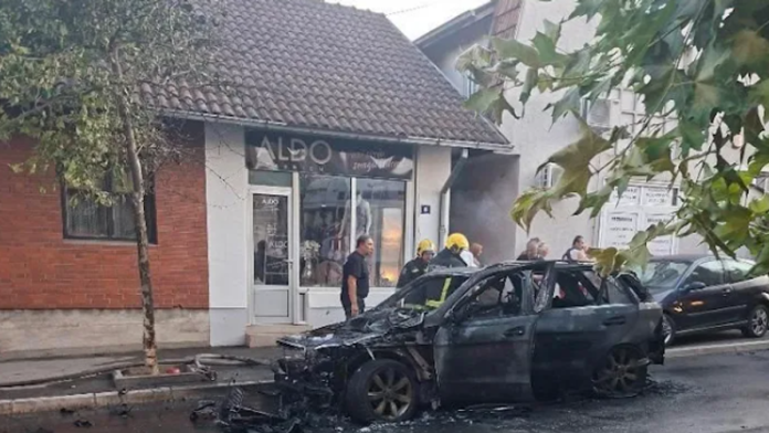 buknuo-pozar-u-autu-tokom-voznje!-jezive-slike-iz-smederevske-palanke:-vozilo-progutao-plamen,-samo-pukom-srecom-izbegnuta-tragedija-(foto)
