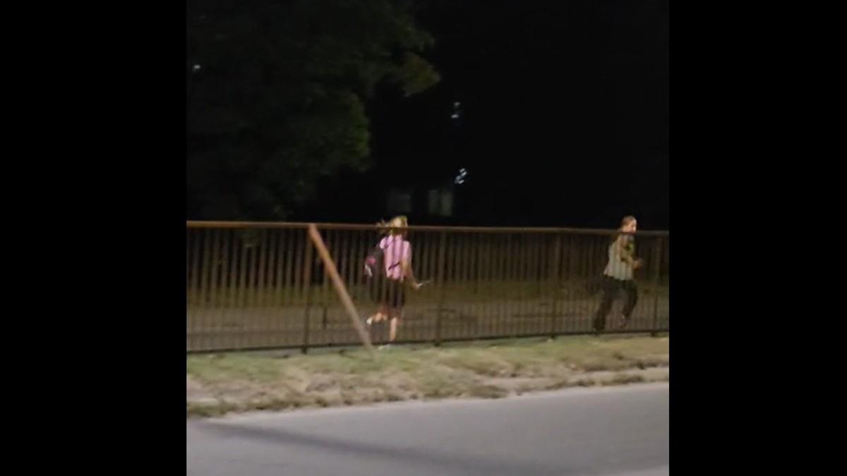 (video)-sok-snimak-sa-protesta-u-valjevu-dijana-hrka-s-motkom-u-ruci-juri-aktivistkinju-sns-nedu-peric (video)-sok-snimak-sa-protesta-u-valjevu-dijana-hrka-s-motkom-u-ruci-juri-aktivistkinju-sns-nedu-peric