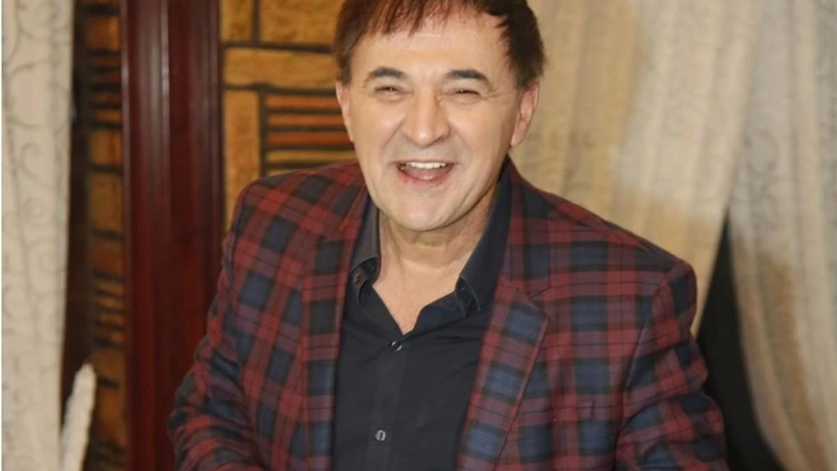 mitar-miric-ne-zna-koliko-azbuka-ima-slova-srbija-bruji-o-viralnom-snimku-sa-slavlja,-a-njegov-blam-u-emisiji-uzivo-se-i-danas-pamti:-voditelj-nije-znao-kako-da-reaguje mitar-miric-ne-zna-koliko-azbuka-ima-slova-srbija-bruji-o-viralnom-snimku-sa-slavlja,-a-njegov-blam-u-emisiji-uzivo-se-i-danas-pamti:-voditelj-nije-znao-kako-da-reaguje