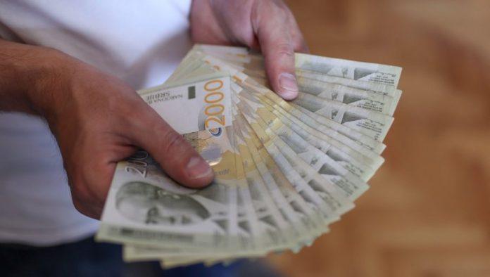 pocela-isplata-pomoci:-novac-za-roditelje-niskih-osnovaca-–-leglo-20.000-dinara!