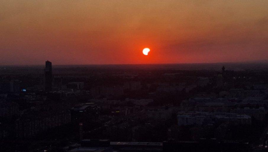 nebeski-spektakl-iznad-beograda:-pomracenje-sunca-odusevilo-posetioce-kule-beograd-i-kalemegdana-(foto) nebeski-spektakl-iznad-beograda:-pomracenje-sunca-odusevilo-posetioce-kule-beograd-i-kalemegdana-(foto)