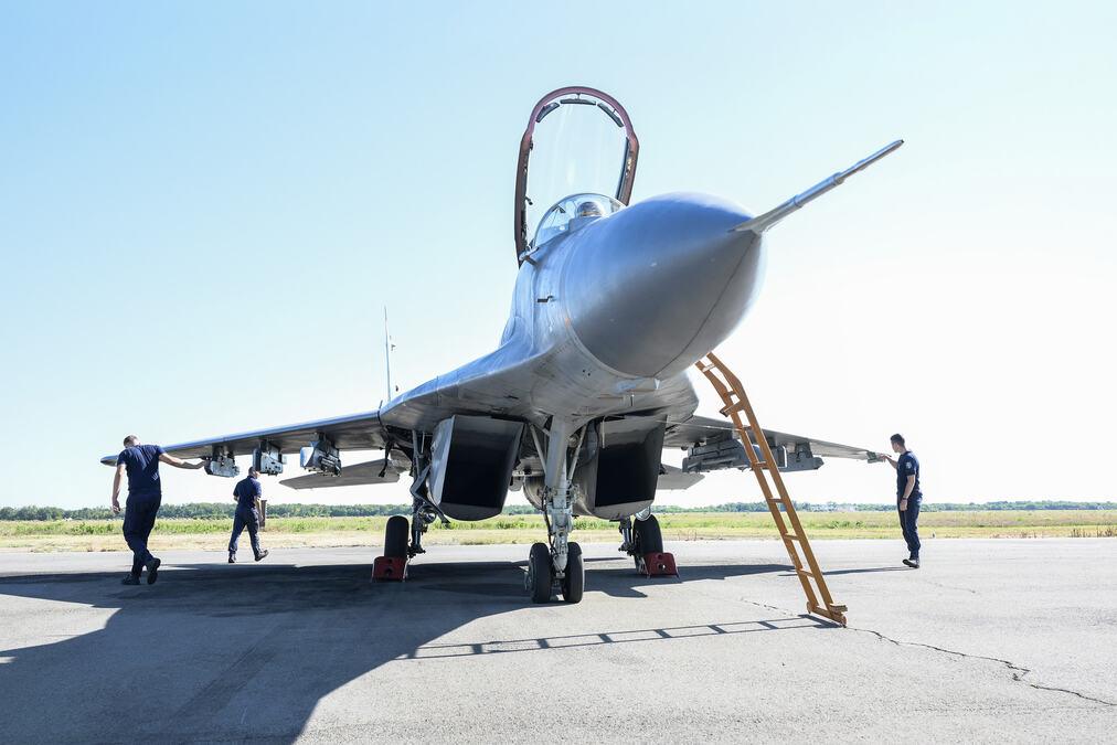 i-letaci-i-tehnicari-na-zadatku:-pogledajte-kako-izgleda-priprema-“mig-a-29”-za-let-(foto) i-letaci-i-tehnicari-na-zadatku:-pogledajte-kako-izgleda-priprema-“mig-a-29”-za-let-(foto)