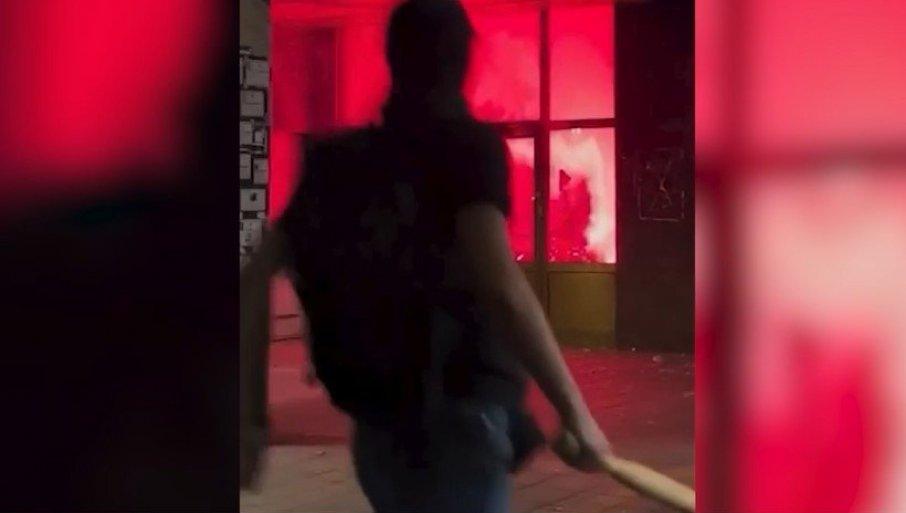 godisnjica-nasilja-u-valjevu:-blokaderi-slave-365-dana-od-protesta-–-kamenovali-policiju,-palili-i-demolirali-zgrade-(video) godisnjica-nasilja-u-valjevu:-blokaderi-slave-365-dana-od-protesta-–-kamenovali-policiju,-palili-i-demolirali-zgrade-(video)