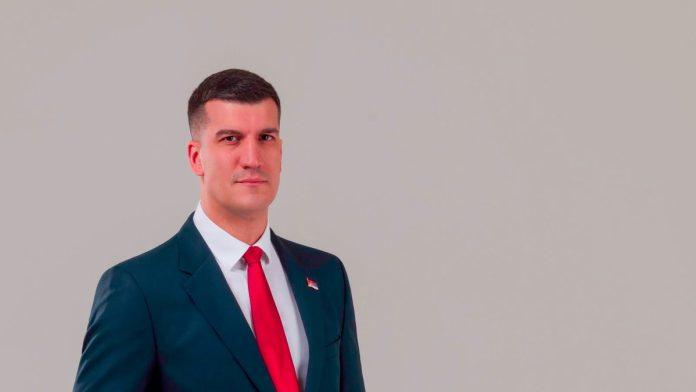 “studenti-misle-da-je-drzava-igracka,-nemaju-pojma-sta-rade”-keselj-za-“blic”:-“ili-zelite-jaku-i-stabilnu-srbiju-ili-glasate-za-one-koji-su-pokusali-da-je-uniste”