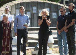(FOTO) POMEN ANDRIJI BAJIĆU Ćerke u crnini stigle prve, Mala Cana kasni, ne prestaje da plače: “Nikako sam, idem ka groblju” (foto)-pomen-andriji-bajicu-cerke-u-crnini-stigle-prve,-mala-cana-kasni,-ne-prestaje-da-place:-“nikako-sam,-idem-ka-groblju”