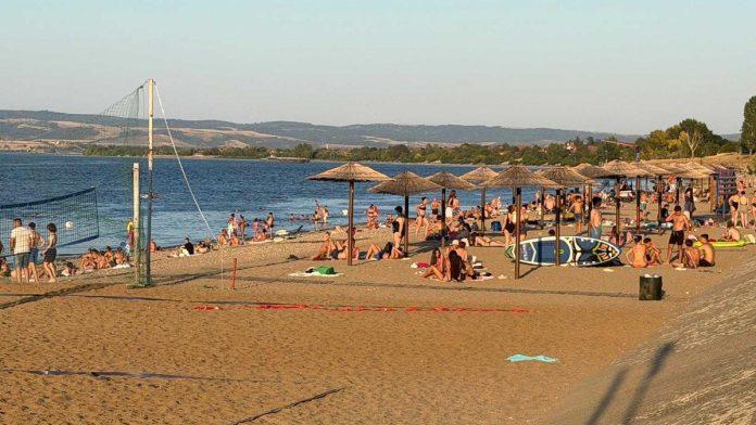 turisti-na-“srpskom-moru”-pronalaze-spas-od-vrucina:-ova-plaza-belezi-rekordnu-posecenost,-stigao-nov-mobilijar-(foto)