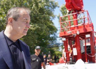 VATROGASCU IZBIO POŽAR U KUĆI DOK JE GASIO STOLOVE Dačić obišao brod za gašenje vatrene stihije u Deliblatskoj peščari: “Ljudi se herojski bore danima, nisu napustili Dubovac, ne znam ni KAD SU POSLEDNJI PUT BILI KUĆI” vatrogascu-izbio-pozar-u-kuci-dok-je-gasio-stolove-dacic-obisao-brod-za-gasenje-vatrene-stihije-u-deliblatskoj-pescari:-“ljudi-se-herojski-bore-danima,-nisu-napustili-dubovac,-ne-znam-ni-kad-su-poslednji-put-bili-kuci”