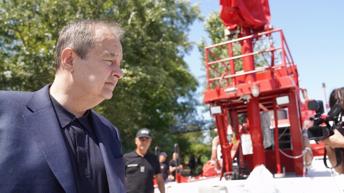 vatrogascu-izbio-pozar-u-kuci-dok-je-gasio-stolove-dacic-obisao-brod-za-gasenje-vatrene-stihije-u-deliblatskoj-pescari:-“ljudi-se-herojski-bore-danima,-nisu-napustili-dubovac,-ne-znam-ni-kad-su-poslednji-put-bili-kuci” vatrogascu-izbio-pozar-u-kuci-dok-je-gasio-stolove-dacic-obisao-brod-za-gasenje-vatrene-stihije-u-deliblatskoj-pescari:-“ljudi-se-herojski-bore-danima,-nisu-napustili-dubovac,-ne-znam-ni-kad-su-poslednji-put-bili-kuci”