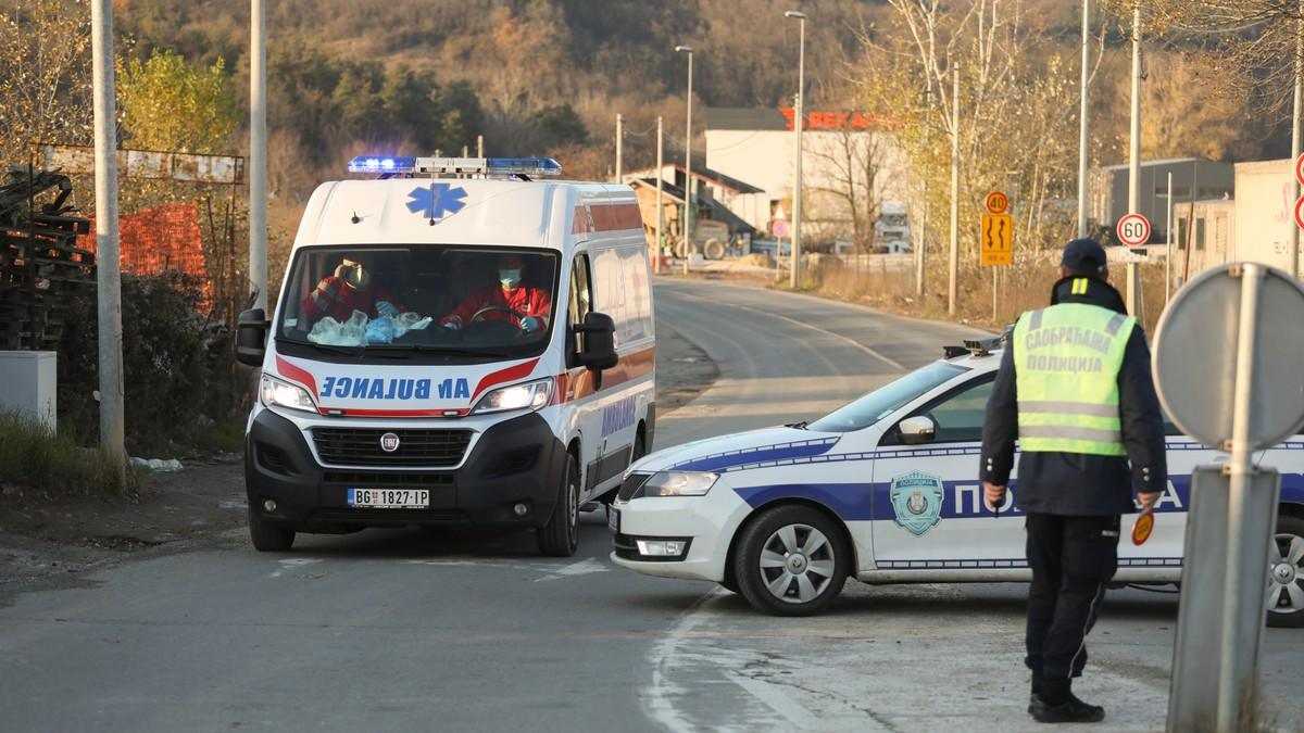 (foto)-auto-udario-u-banderu-saobracajna-nezgoda-kod-silbasa:-kablovi-pali-na-nisko-rastinje-i-buknuli (foto)-auto-udario-u-banderu-saobracajna-nezgoda-kod-silbasa:-kablovi-pali-na-nisko-rastinje-i-buknuli