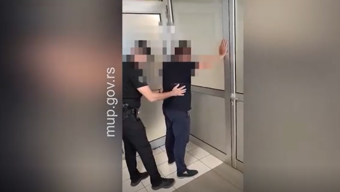 skupa-kola,-satovi,-pare-ovako-je-uhapsen-srpski-biznismen-zbog-prevare-teske-4,9-miliona-evra:-objavljen-ceo-spisak-onoga-sta-je-zaplenjeno-kod-njega-(video)