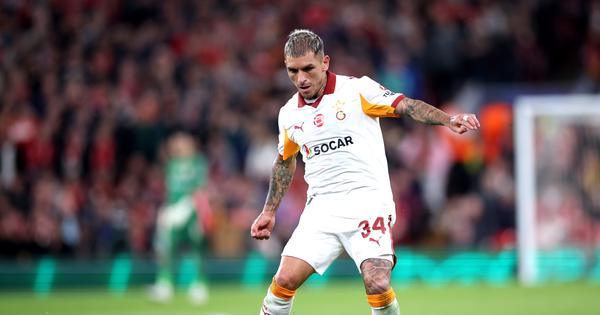 zvezda-galatasaraja-bezi-iz-turske-zbog-manijaka-koji-mu-proganja-suprugu!-/video/ zvezda-galatasaraja-bezi-iz-turske-zbog-manijaka-koji-mu-proganja-suprugu!-/video/