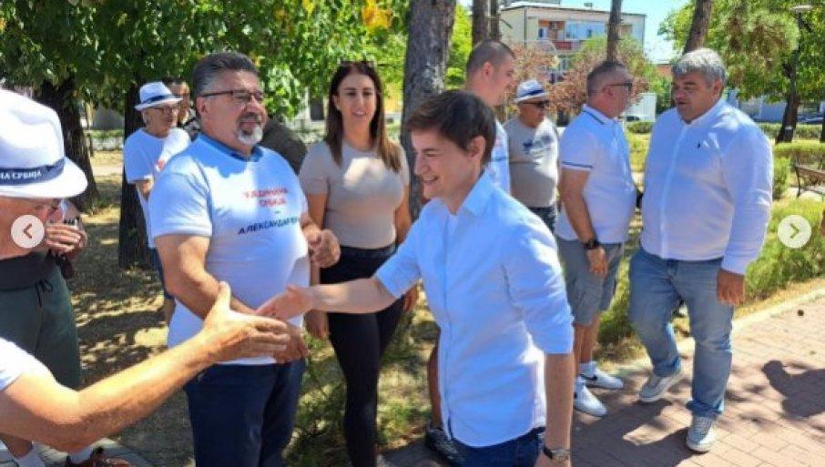 “srbija-se-podigla-iz-pepela”-brnabic-obisla-irig:-ne-smemo-nikada-vise-da-dozvolimo-da-srbija-stane-(foto) “srbija-se-podigla-iz-pepela”-brnabic-obisla-irig:-ne-smemo-nikada-vise-da-dozvolimo-da-srbija-stane-(foto)