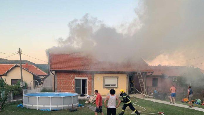 pozar-se-s-krova-spustio-na-prostorije-kuce-ovo-je-kuca-vatrogasca-koja-je-gorela-dok-je-gasio-vatrenu-stihiju-na-stolovima,-evakuisani-zena-i-dvoje-dece,-kolege-se-udruzile-da-mu-pomognu