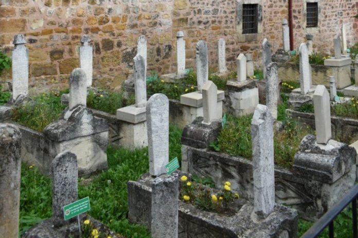 misterija-smrti-koja-i-dan-danas-proganja:-pevac-je-sahranjen-sa-teskom-tajnom,-a-sada-je-otvoren-kofer-koji-je-20-godina-krio-zastrasujucu-istinu!