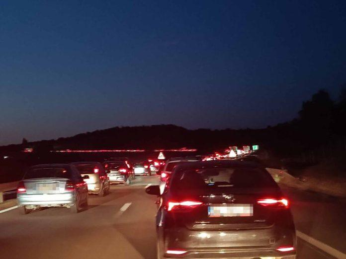 haos-na-auto-putu-beograd–nis:-kilometarska-kolona-od-malog-pozarevca-do-bubanj-potoka,-guzva-i-na-begaljickom-brdu-–-vozila-mile-(video)