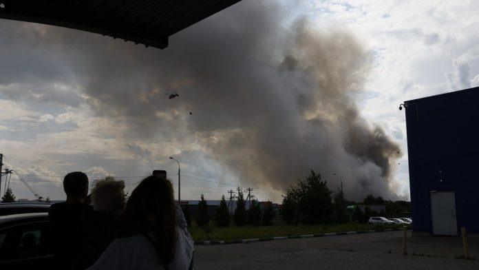 (foto,-video)-stotine-dronova-se-obrusilo-na-rusiju,-gori-i-nebo-i-zemlja!-ovako-je-izgledao-jedan-od-najvecih-ukrajinskih-napada-od-pocetka-rata:-bukte-pozari,-unistene-zeleznice
