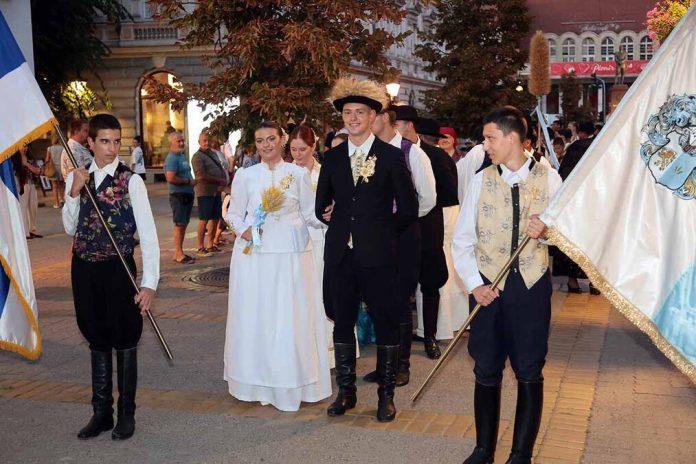 spektakl-na-gradskom-trgu!-bandas-i-bandasica-predvodili-povorku,-pa-urucili-najvazniji-simbol:-subotica-obelezila-“dan-duzijance”