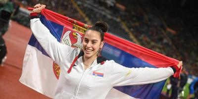 kakav-momenat:-adriana-vilagos-sa-srpskom-zastavom-prisla-hrvatici,-prizor-za-nevericu-(foto) kakav-momenat:-adriana-vilagos-sa-srpskom-zastavom-prisla-hrvatici,-prizor-za-nevericu-(foto)