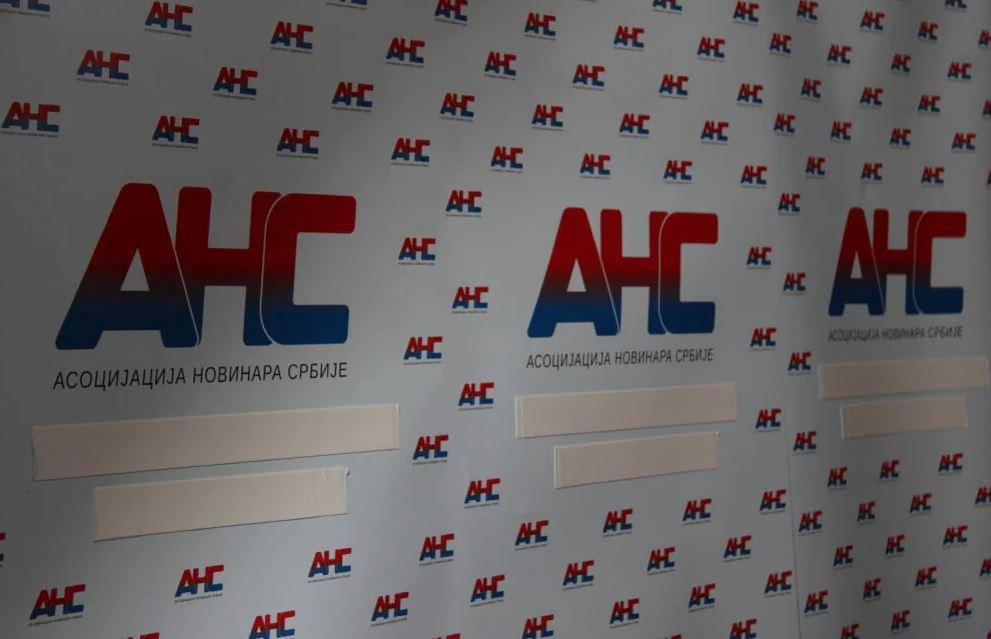 asocijacija-novinara-srbije-ans-najostrije-osuduje-napade-na-ekipu-novosadske-televizije-u-backoj-palanci,-blokaderi-najgnusnije-vredali-novinarku-i-snimatelja asocijacija-novinara-srbije-ans-najostrije-osuduje-napade-na-ekipu-novosadske-televizije-u-backoj-palanci,-blokaderi-najgnusnije-vredali-novinarku-i-snimatelja