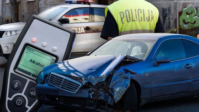 pijani-vozac-“mercedesa”-(35)-izazvao-totalni-haos!-zakucao-se-u-kamion,-policija-ostala-u-soku-nakon-alkotesta:-troje-povredenih-u-jezivoj-nesreci-kod-sarajeva