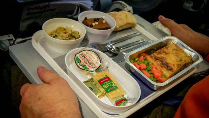 zasto-se-u-avionu-hrana-cini-manje-ukusnom?-nije-uvek-kriv-kuvar,-postoji-naucno-objasnjenje