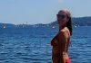 SKINULA SE POZNATA SRPKINJA (45) Zavodi na plaži u VATRENO CRVENOM BIKINIJU, okrenula leđa kameri, pa izazvala LAVINU KOMENTARA skinula-se-poznata-srpkinja-(45)-zavodi-na-plazi-u-vatreno-crvenom-bikiniju,-okrenula-leda-kameri,-pa-izazvala-lavinu-komentara