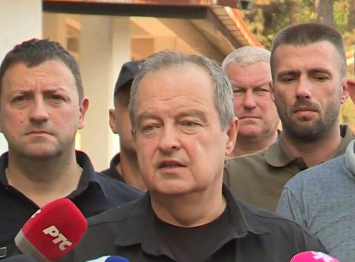 “najteza-situacija-je-u-deliblatskoj-pescari!”-dacic-nakon-sastanka-staba-za-vanredne-situacije:-borba-je-strasna,-ali-su-gradani-i-kuce-za-sada-bezbedni!