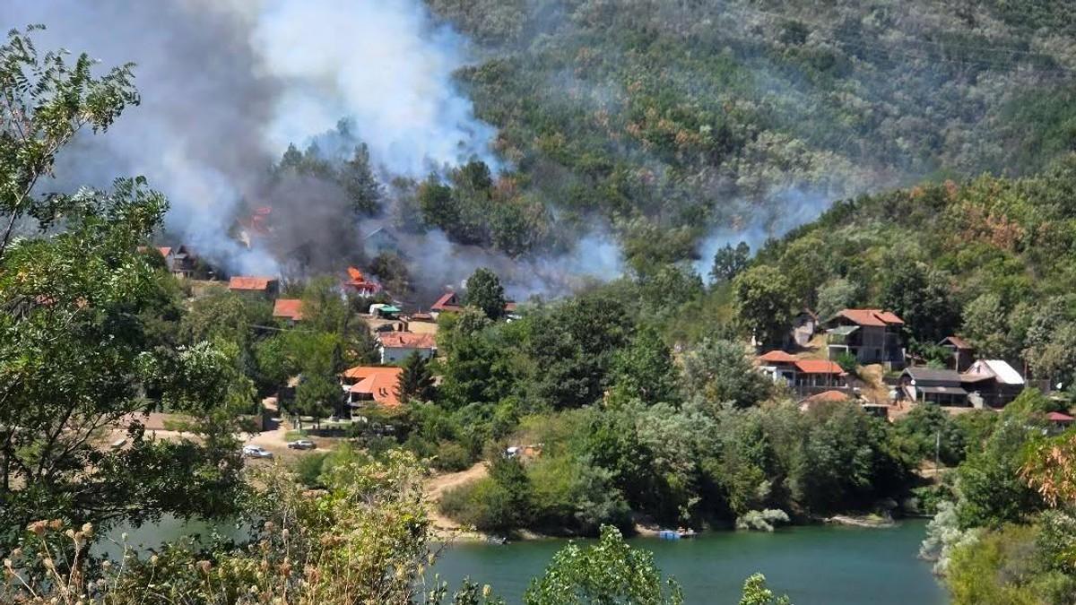 brusilica-izazvala-vatru,-toliko-je-buknula-da-su-je-gasili-helikopteri!-knjazevcanin-(65)-osumnjicen-da-je-iz-nehata-izazvao-pozar-na-bovnu,-izgorelo-vise-kuca-i-silna-suma-(video) brusilica-izazvala-vatru,-toliko-je-buknula-da-su-je-gasili-helikopteri!-knjazevcanin-(65)-osumnjicen-da-je-iz-nehata-izazvao-pozar-na-bovnu,-izgorelo-vise-kuca-i-silna-suma-(video)