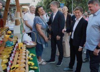 “DA UPOZNAMO BOGATSTVO SRBIJE” Brnabić u Paraćinu: Posetila 13. Etno festival “Tradicija koja nas povezuje” “da-upoznamo-bogatstvo-srbije”-brnabic-u-paracinu:-posetila-13.-etno-festival-“tradicija-koja-nas-povezuje”