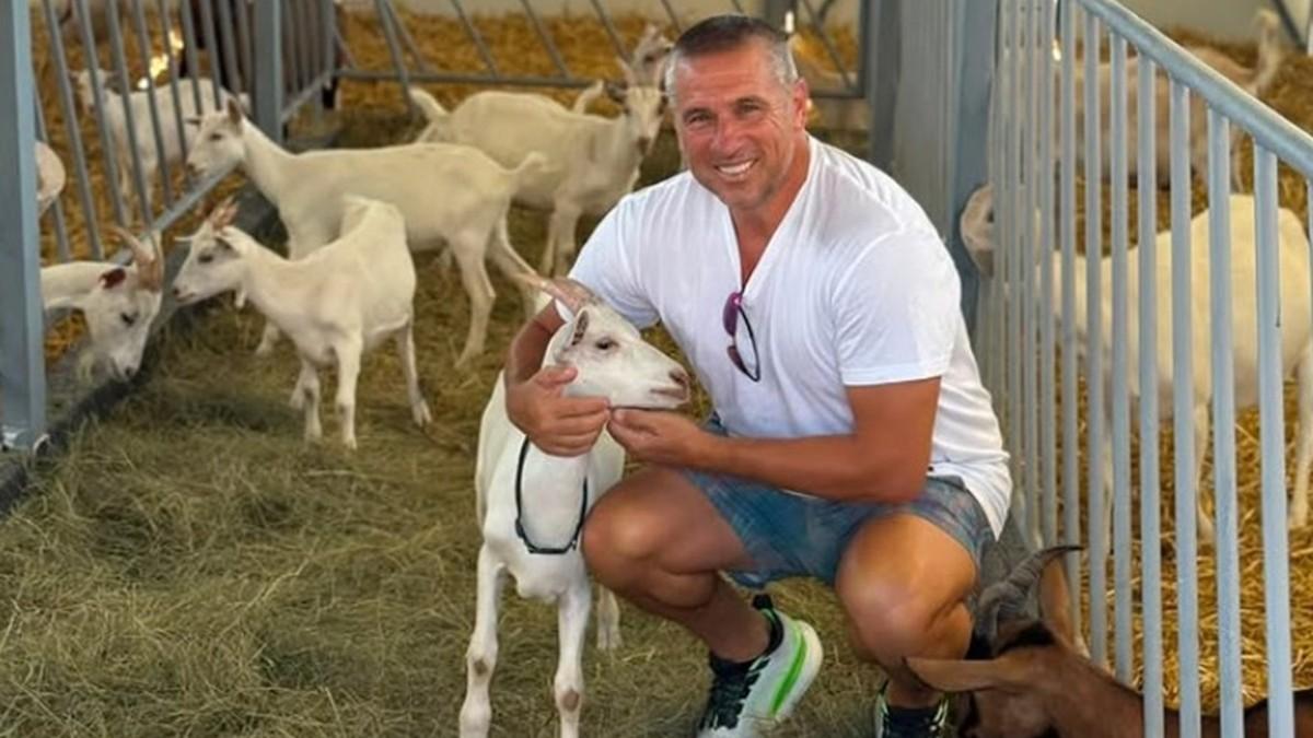 nisa-saveljic-zaboravio-na-luksuz,-sam-gaji-hrpu-zivotinja-ovo-je-njegov-zivot-danas:-“u-miru-i-dodiru-sa-prirodom”,-izmedu-sela-usred-crne-gore-i-hrvatskog-ostrva-(foto) nisa-saveljic-zaboravio-na-luksuz,-sam-gaji-hrpu-zivotinja-ovo-je-njegov-zivot-danas:-“u-miru-i-dodiru-sa-prirodom”,-izmedu-sela-usred-crne-gore-i-hrvatskog-ostrva-(foto)