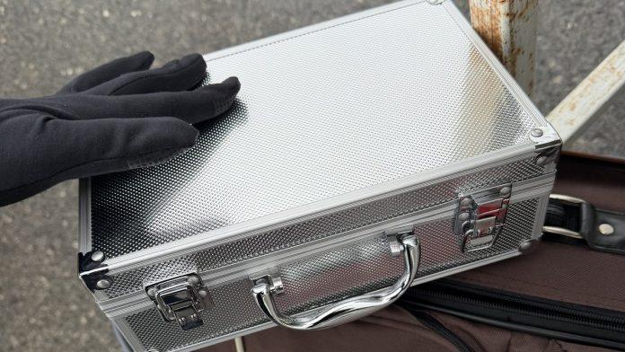 uhvacena-na-aerodromu-“nikola-tesla”:-carinici-joj-u-torbama-nasli-luksuz-od-12.000-evra-–-evo-sta-je-pokusala-da-prenese-bez-prijave