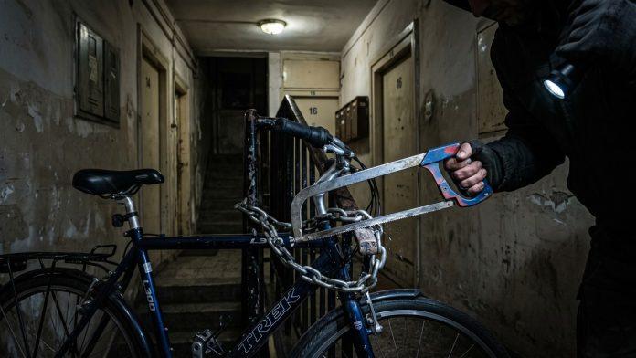 filmsko-hapsenje-u-nisu!-policija-zatekla-osumnjicenog-usred-noci-u-zgradi:-hteo-da-pokida-lance-i-ukrade-bicikle,-a-evo-sta-ga-sada-ceka