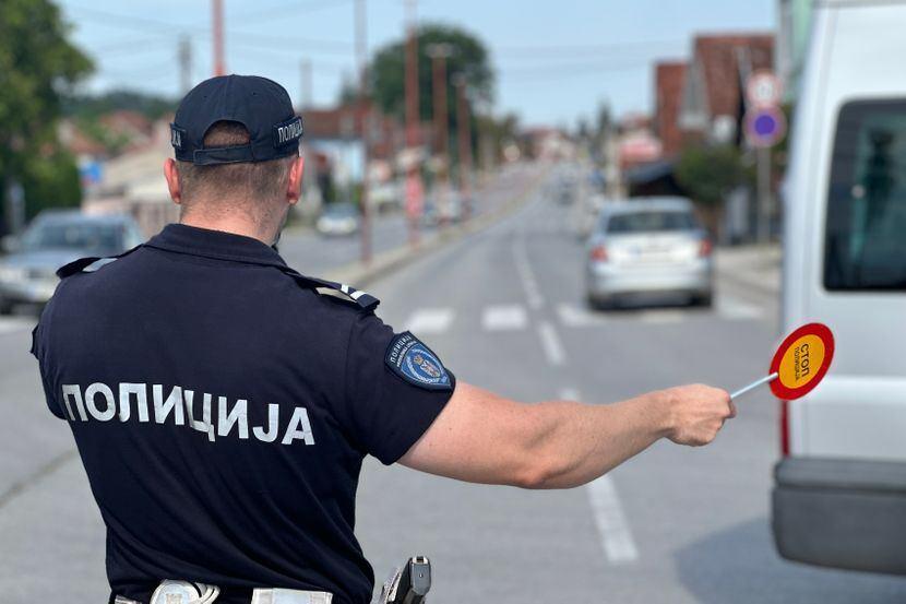 nesvakidasnja-saobracajka-u-kragujevcu:-kamion-ostao-zaglavljen-u-uskoj-ulici nesvakidasnja-saobracajka-u-kragujevcu:-kamion-ostao-zaglavljen-u-uskoj-ulici