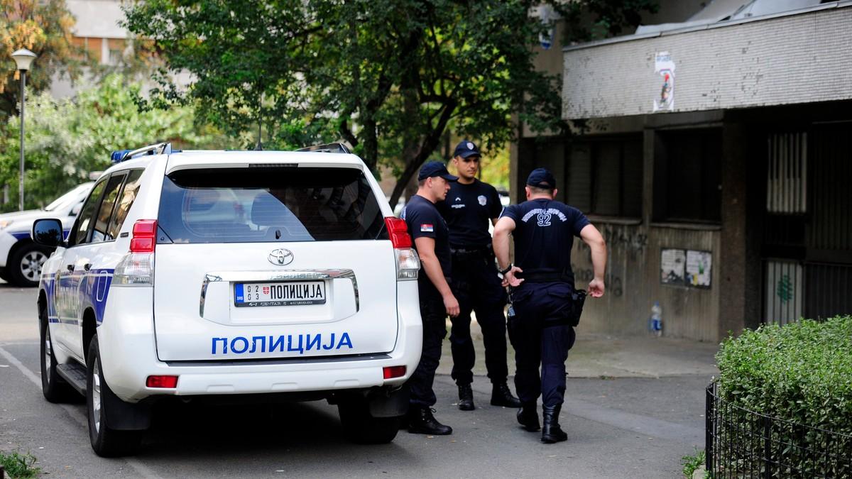 tukao-suprugu,-pa-izvadio-sekiru-i-pretio-ubistvom!-uzas-u-zemunu:-policija-ga-odmah-uhapsila,-a-ovako-se-branio tukao-suprugu,-pa-izvadio-sekiru-i-pretio-ubistvom!-uzas-u-zemunu:-policija-ga-odmah-uhapsila,-a-ovako-se-branio
