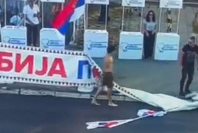 vandalski-napad-blokadera-u-kragujevcu!-tinejdzer-divljao,-pocepao-zastavu-i-baner-na-standu-sns,-pa-poceo-da-ih-gazi!-hitno-reagovala-policija!-(foto)
