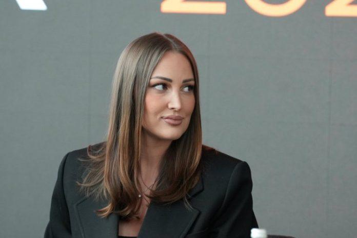 aleksandra-prijovic-pokazala-pravo-lice,-fanovi-ogorceni-na-nju:-nikad-veca-hajka-na-pevacicu,-sve-obelodanjeno-u-javnost,-ko-stoji-iza-svega?