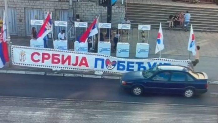 maloletni-blokader-napao-standove-sns-u-kragujevcu:-pocepao-zastave-i-baner-“srbija-pobeduje”-(video)